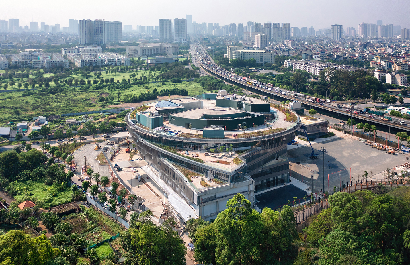 DH Việt Nam thi công sơn chống cháy kết cấu thép tại trường Quốc tế Dwight School